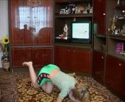 Отчим помог дочке занятся аэробикой и возбудил на секс